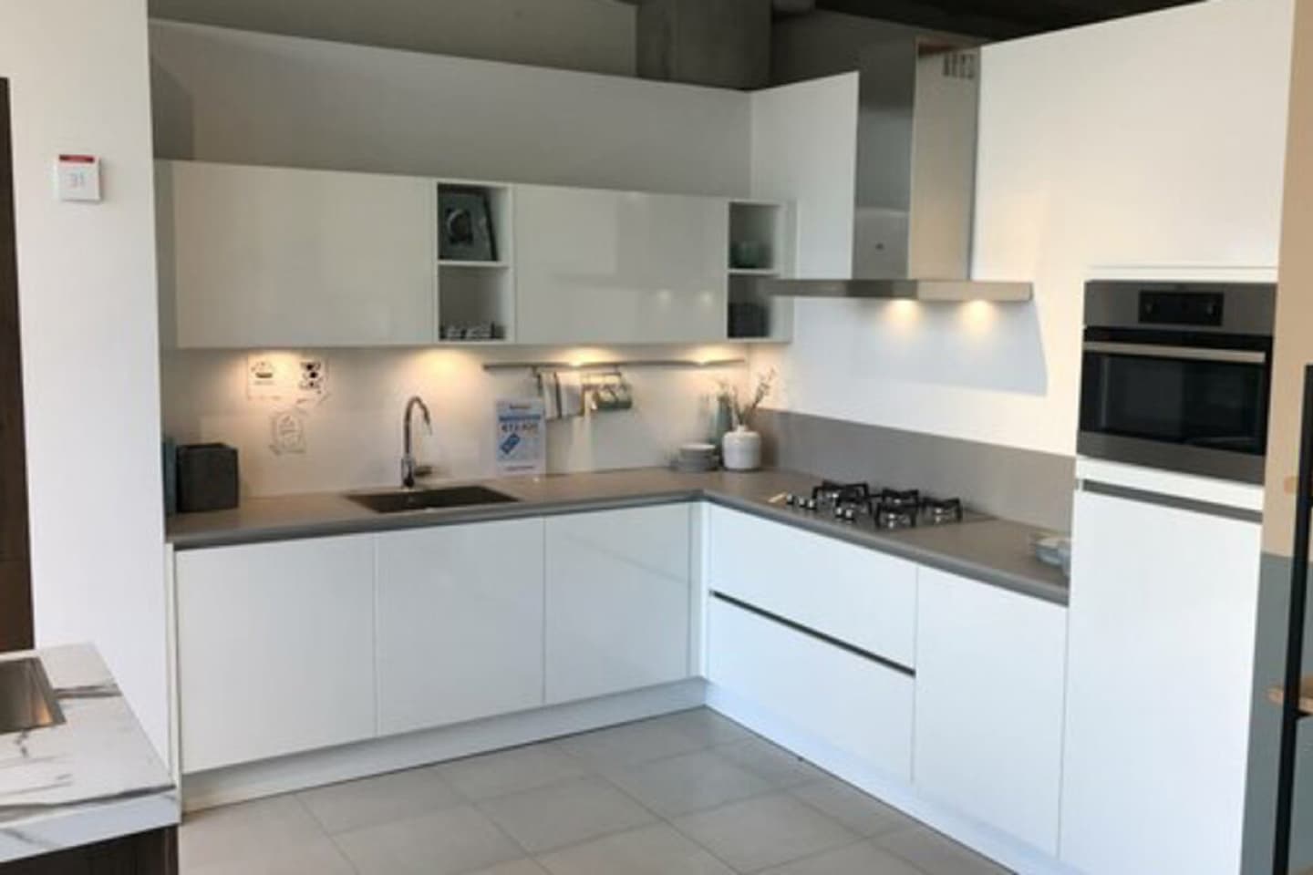 Witte greeploze showroomkeuken in de winkel van Keuken Kampioen