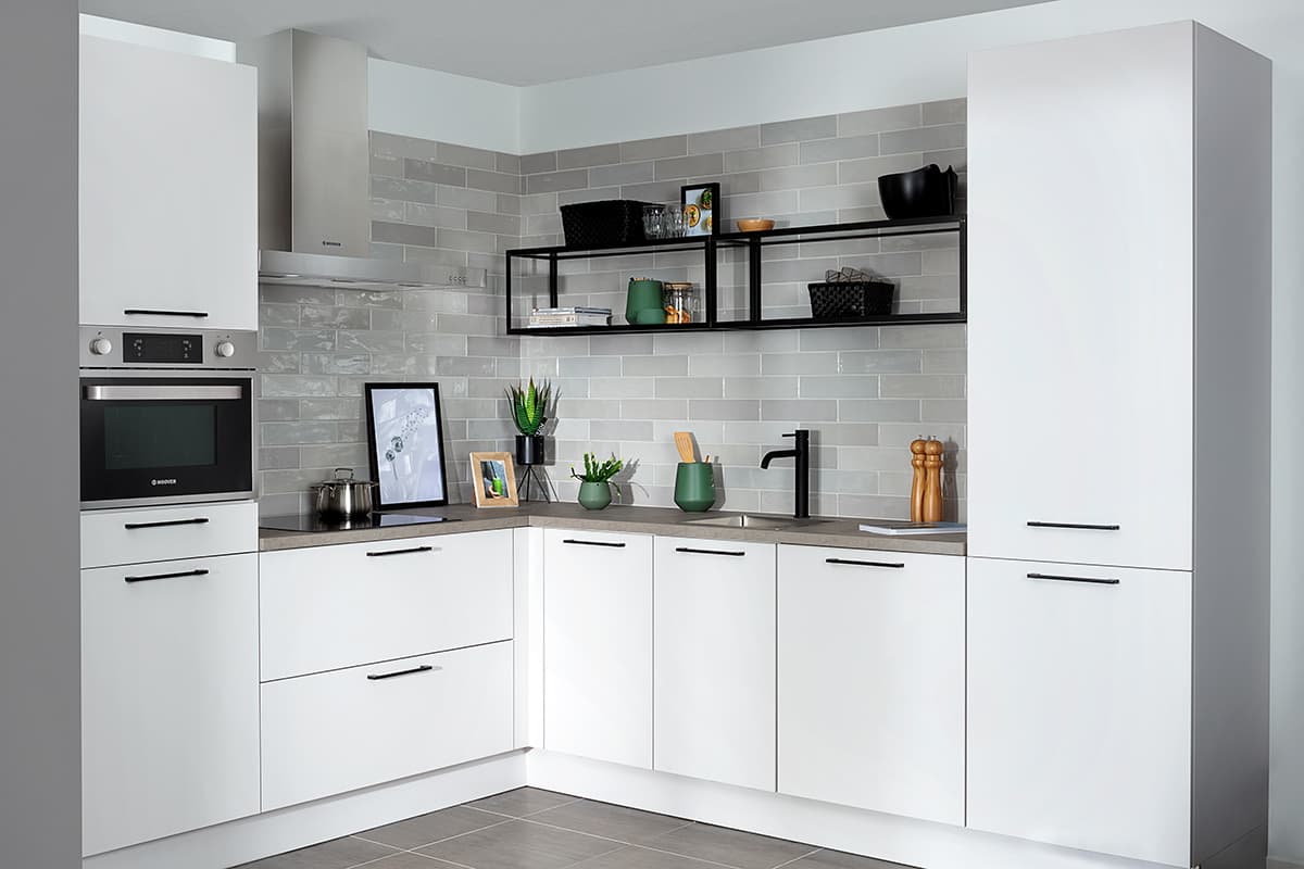 Witte keuken in een hoekopstelling
