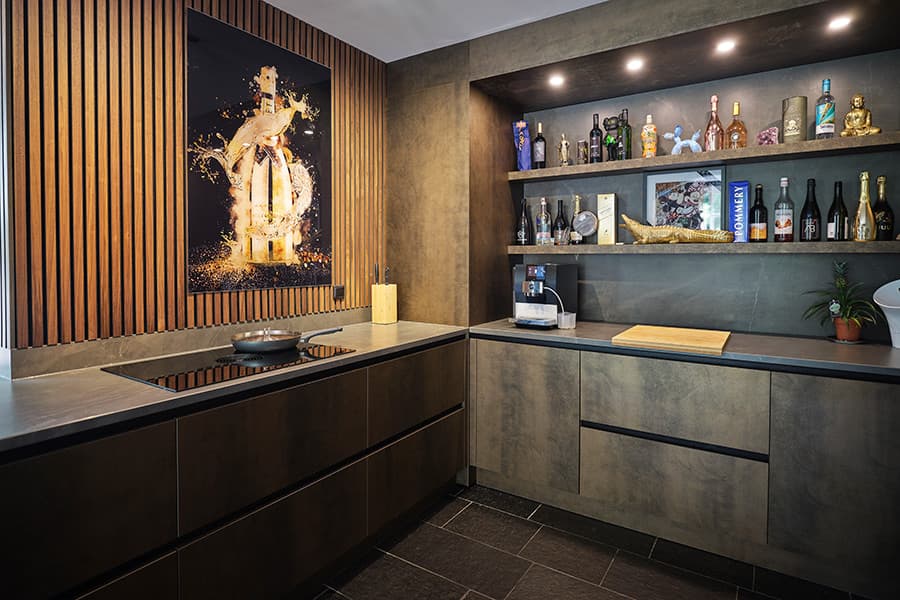 Donkere keuken met Bora kookplaat