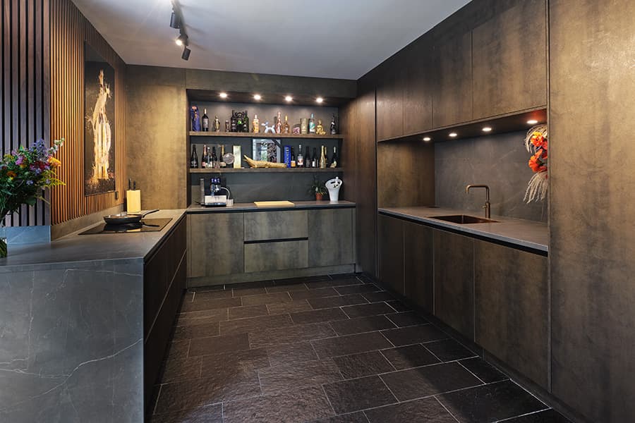 Donkere luxe keuken