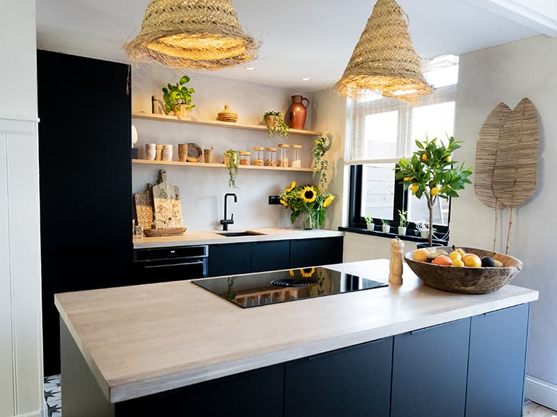 Zwarte keuken met kookeiland