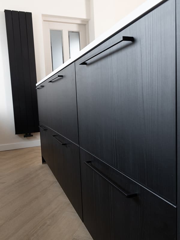 Zwarte keukenkastjes