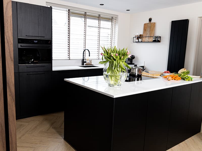 Zwarte keuken met kookeiland