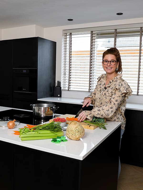Zwarte keuken met kookeiland