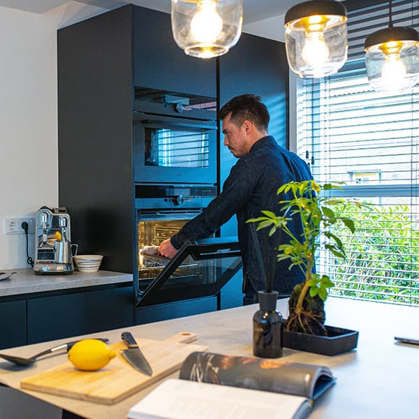 Zwarte keuken met kookeiland