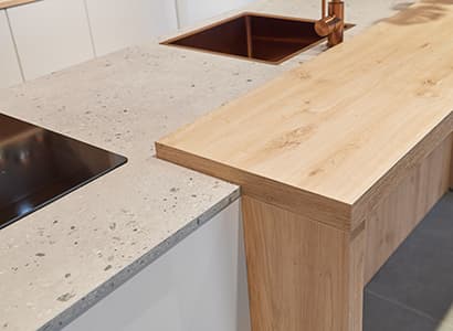 Stijlvol stenen werkblad met houten tinten