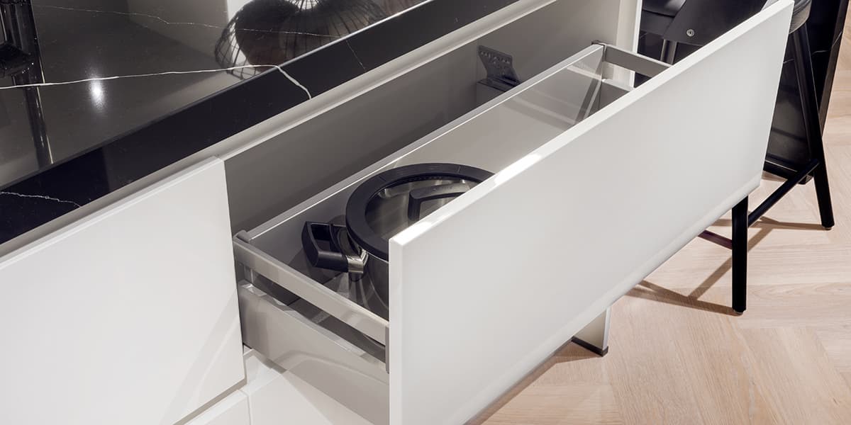 Grote keukenlade in de keuken