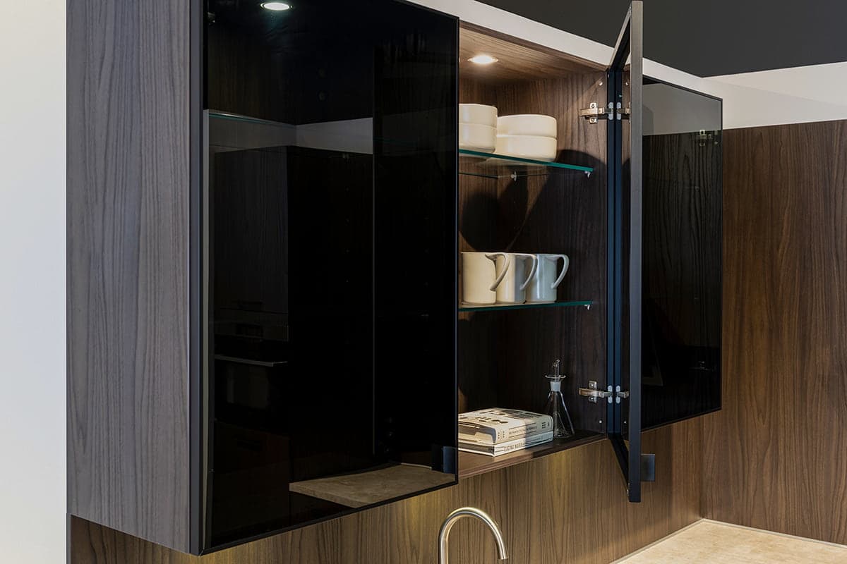 Bovenkasten met glazen deuren