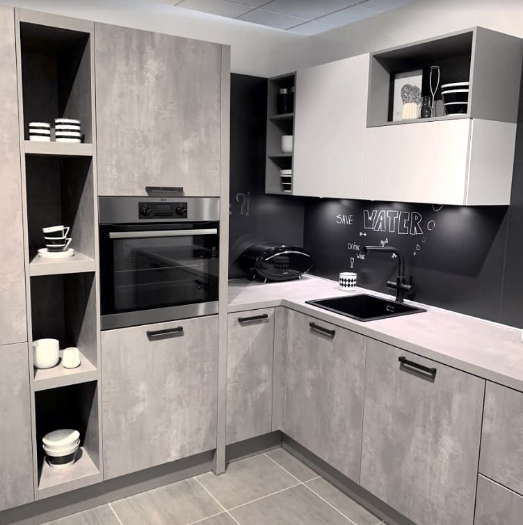 grijze hoge keukenkast