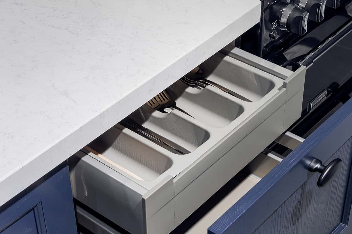 Besteklade in blauwe keuken