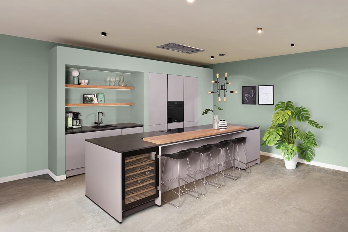 Lichtgrijze keuken in eilandopstelling