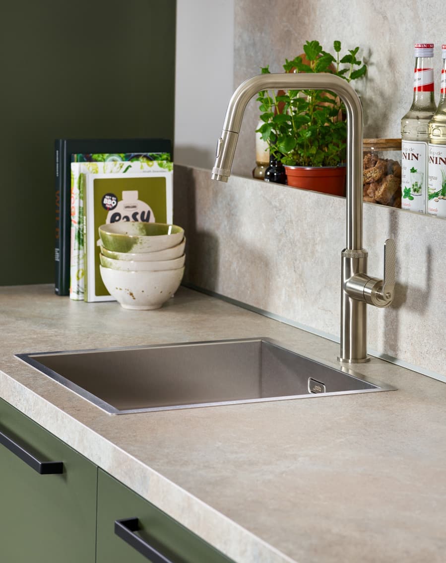 Donkergroene keuken met licht werkblad