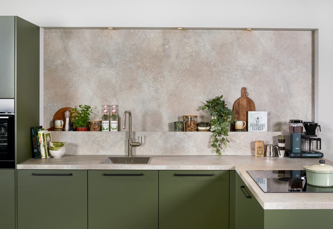 Olijfgroene keuken met beige werkblad