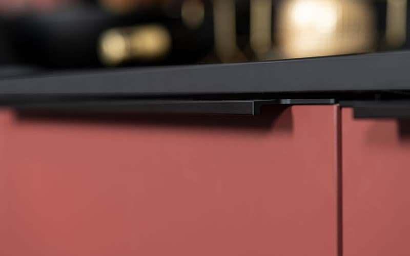 Rode keuken met zwarte grepen