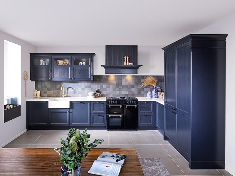 Blauwe landelijke keuken met fornuis