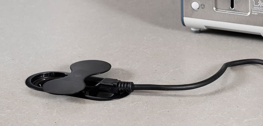 Zwart stopcontact in het werkblad van de keuken