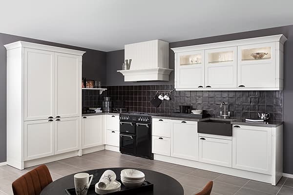 Wit-met-zwarte-landelijke-keuken