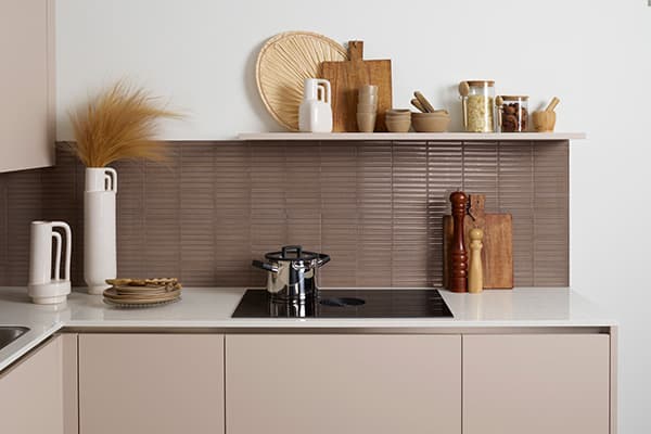 Japandi-U-keuken-met-bruine-wandtegels