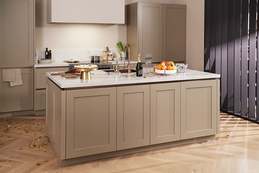 Taupe keuken met kookeiland