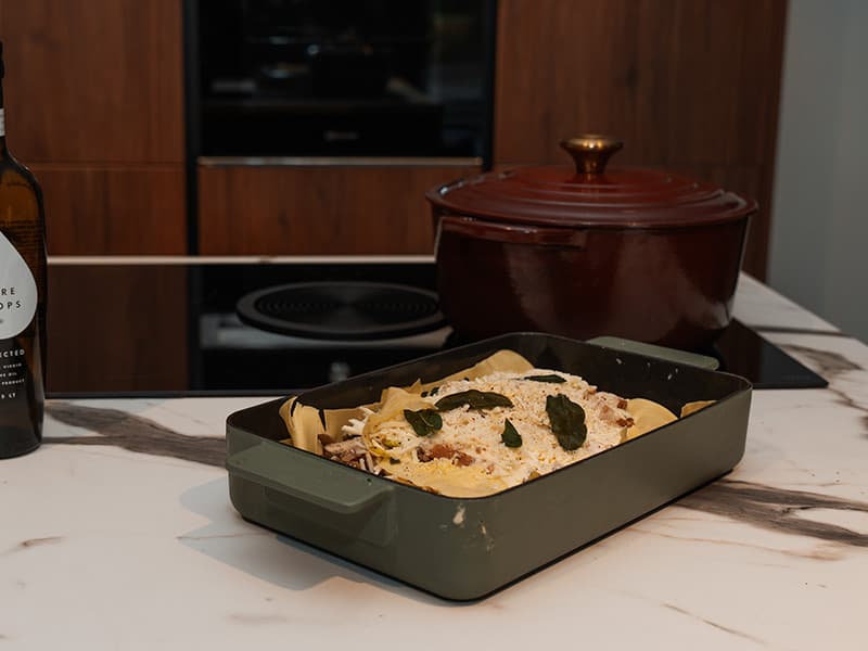 Bak-lasagne-op-aanrecht-in-keuken