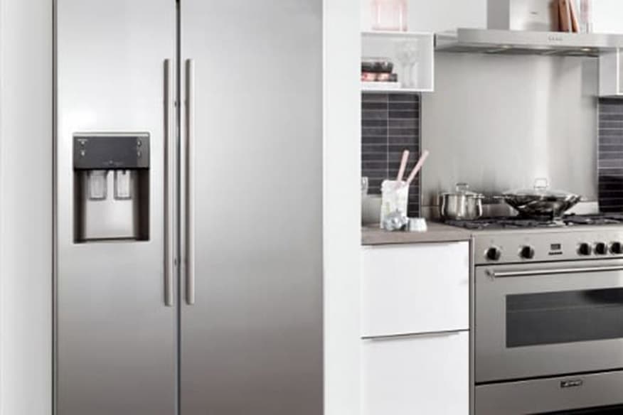 Koelkast met ijsblokjes machine